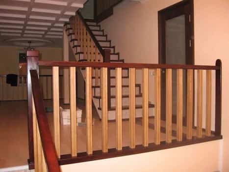 Перила для лестниц: особенности конструкций для внутреннего украшения дома и уличной установки
