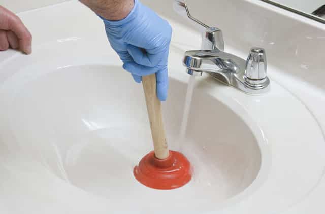 Промывка канализации: методы прочистки труб, самостоятельное устранение, профессиональная помощь