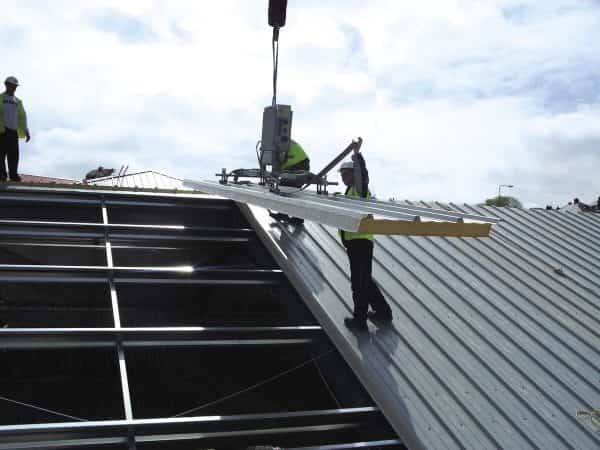 Как поднимать металл на крышу