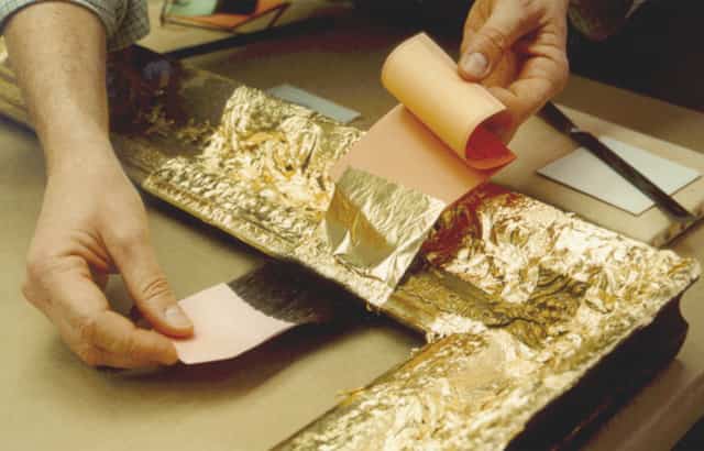 Как покрыть сусальным золотом металл