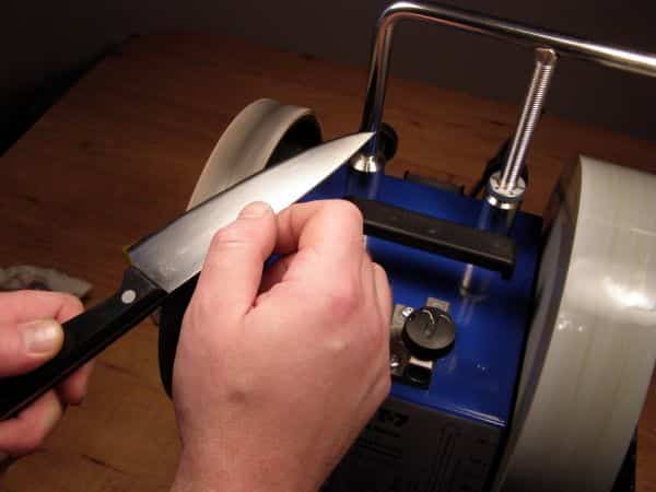 Заточка ножей: инструменты и виды станков, процесс заточки, рабочее место