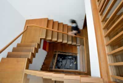 Перила для лестниц: особенности конструкций для внутреннего украшения дома и уличной установки