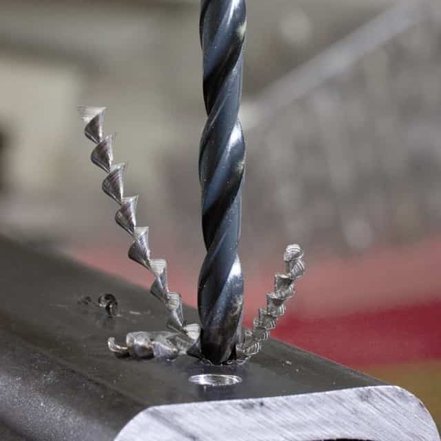 Процесс сверления металла инструмент