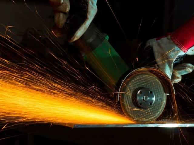 Как безопасно резать металл болгаркой