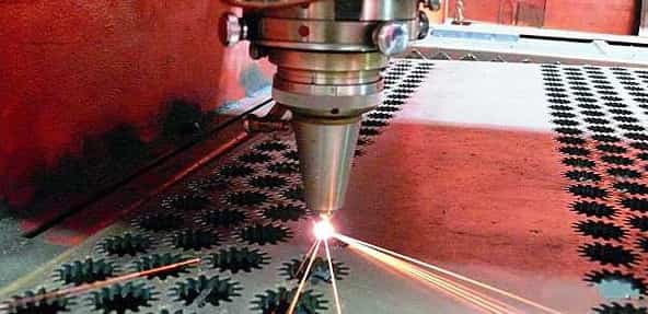 Принцип работы оптоволоконного лазерного станка по металлу с чпу
