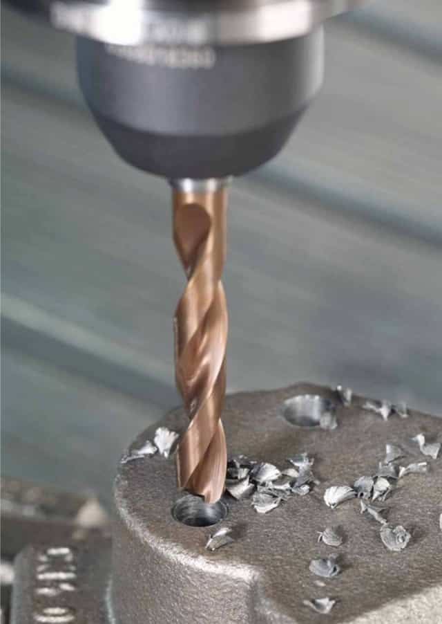 Процесс сверления металла инструмент