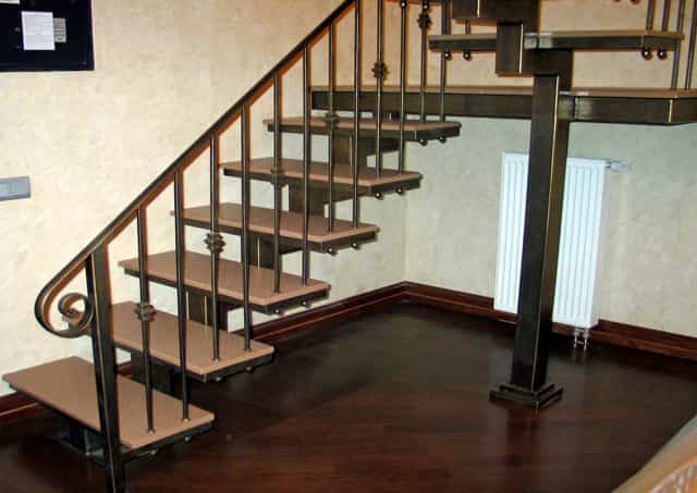 Лестница на второй этаж металл или дерево