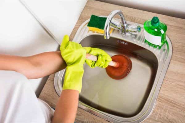 Промывка канализации: методы прочистки труб, самостоятельное устранение, профессиональная помощь