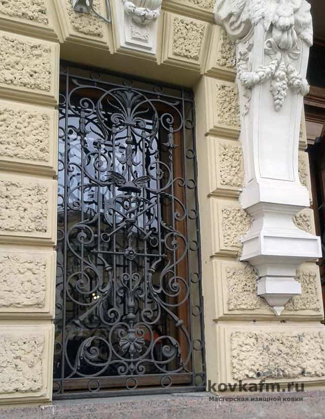 Популярнейшее украшение экстерьера зданий: кованые решетки на окнах, лоджиях, беседках