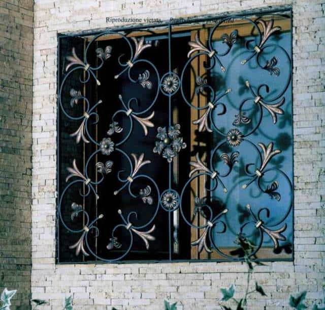 Популярнейшее украшение экстерьера зданий: кованые решетки на окнах, лоджиях, беседках