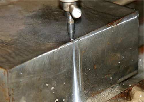 Как вода режит металл