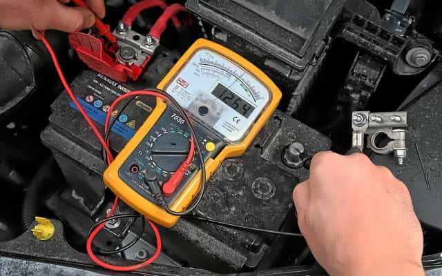 Как проверить аккумулятор автомобиля мультиметром: определение емкости и степени зарядки