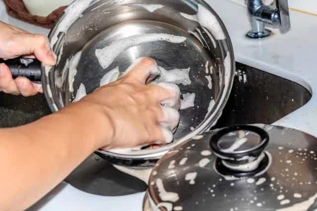 Чем чистить оцинкованную посуду