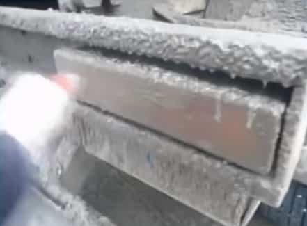 Средство для чистки бетона с металла